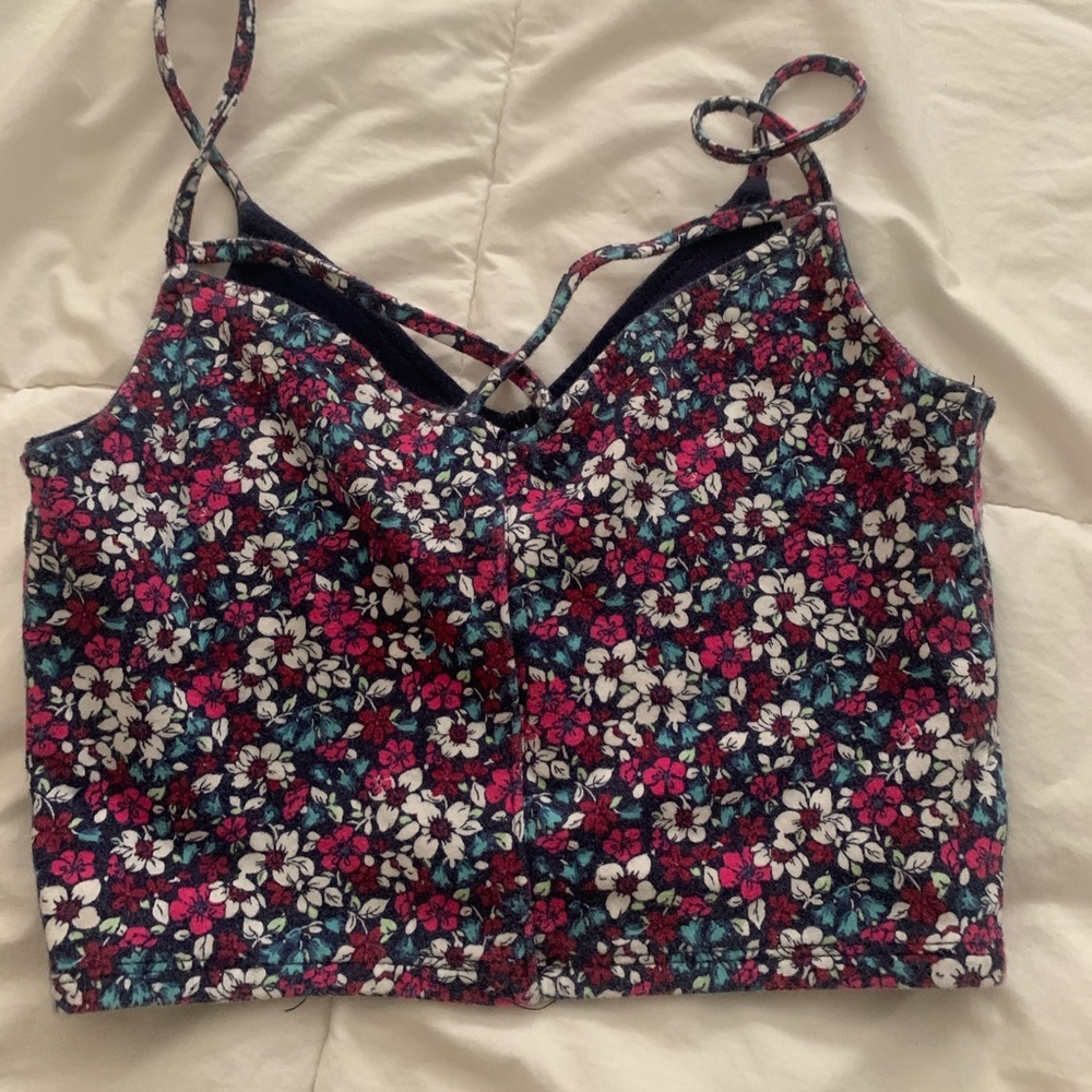 cute tank top flowerly shirt 🌸🌷🌹🌷